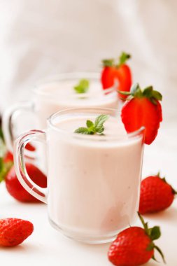 çilek güler yüzlü, yakın