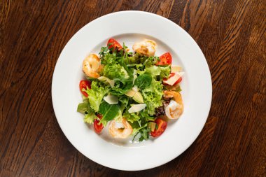 Karides ve peynirli salata.