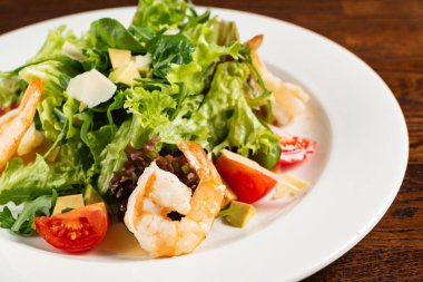 Karides ve peynirli salata.