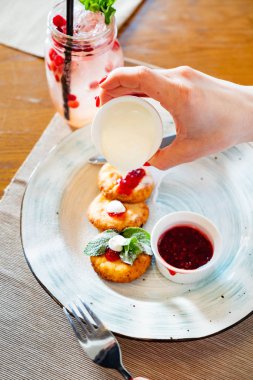 kafede kahvaltı kadın