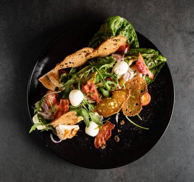 Siyah tabakta sezar salatası