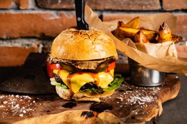 Hamburger ve fırında patates.