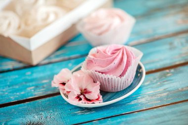 Güzel, lezzetli bir tatlı. Çiçek şeklinde Zephyr güller. 