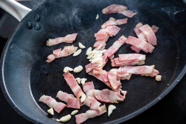 bir tavada kahvaltı için taze kızarmış domuz pastırması dilim