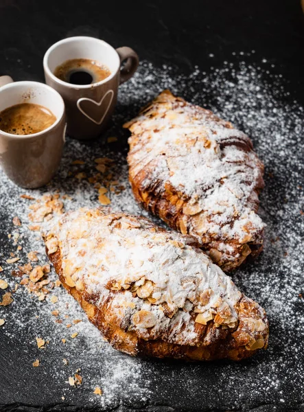 Croissants Aux Amandes Sur Fond Noir — Photo