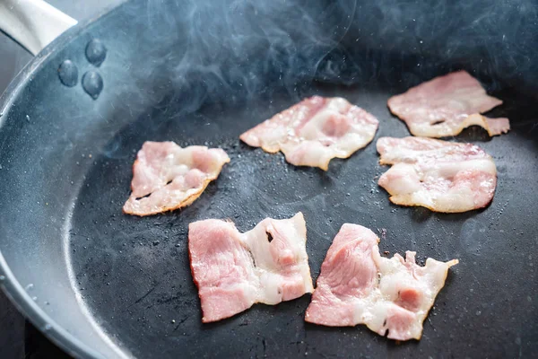 Scheiben Frischer Gebratener Speck Der Pfanne Zum Frühstück — Stockfoto