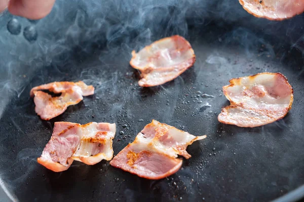 Skivor Färsk Stekt Bacon Stekpanna För Frukost — Stockfoto