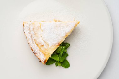 beyaz tabakta nane ile cheesecake