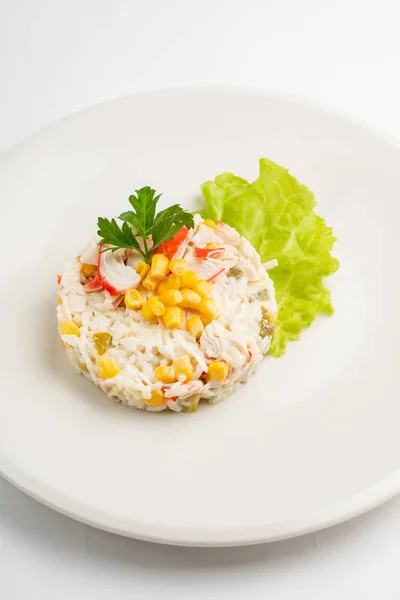 Salade Faite Bâtonnets Crabe Maïs Oeuf Poivre Concombre — Photo