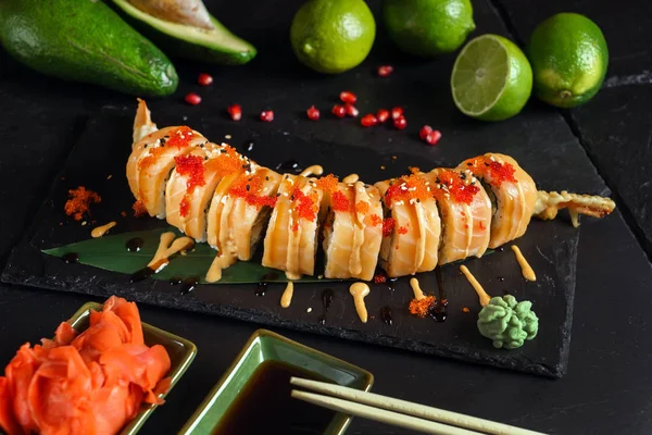 Siyah arkaplanda suşi var.