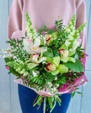 Ellerinde güzel bir buket