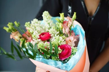 Ellerinde güzel bir kova.