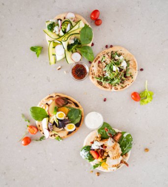 Farklı Türlerden Salata Pitas