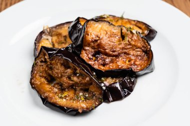 beyaz tabakta ızgara patlıcan