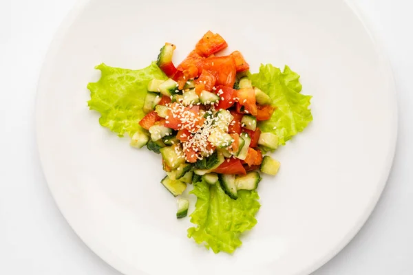 Griechischer Salat Isoliert Auf Weißem Teller — Stockfoto