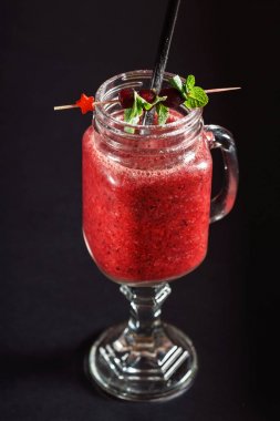 Berry yüzlü siyah arka plan üzerine