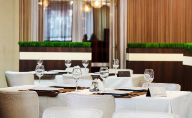 Restoranda yemek için hazırlanan masalar