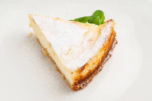 Cheesecake Com Hortelã Placa Branca — Fotografia de Stock