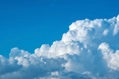 güzel bulutlar gökyüzünde