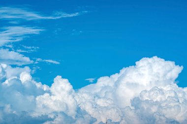 güzel bulutlar gökyüzünde