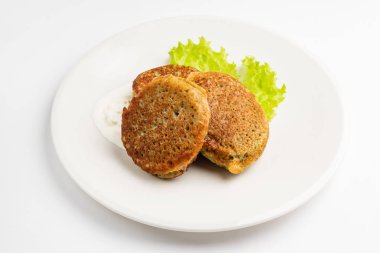 beyaz tabakta patates krep