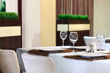 Restoranda yemek için hazırlanan masalar