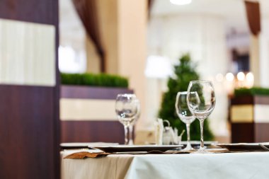 Restoranda yemek için hazırlanan masalar