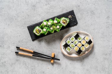 taş arka plan üzerinde suşi seti