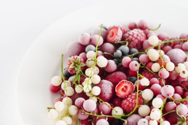 beyaz tabakta dondurulmuş çilek, üst görünümü