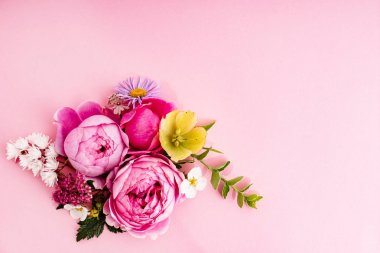 pembe arka planda güzel yaz çiçekleri