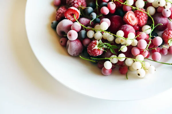Frozen Berries White Plate Top View — Stockfoto