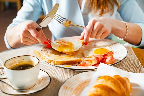 Femeie Micul Dejun Într Cafenea — Fotografie, imagine de stoc