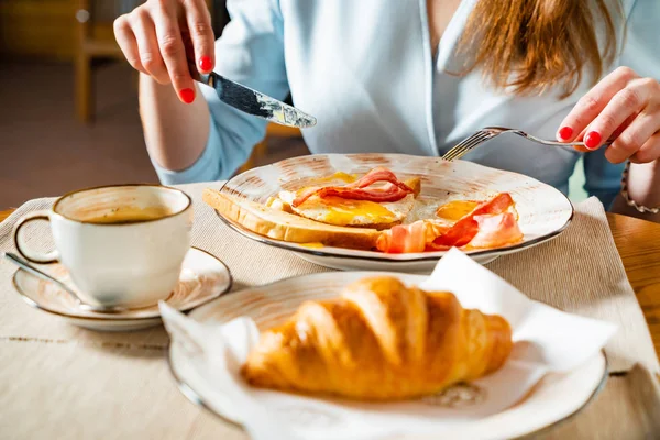 Femeie Micul Dejun Într Cafenea — Fotografie, imagine de stoc