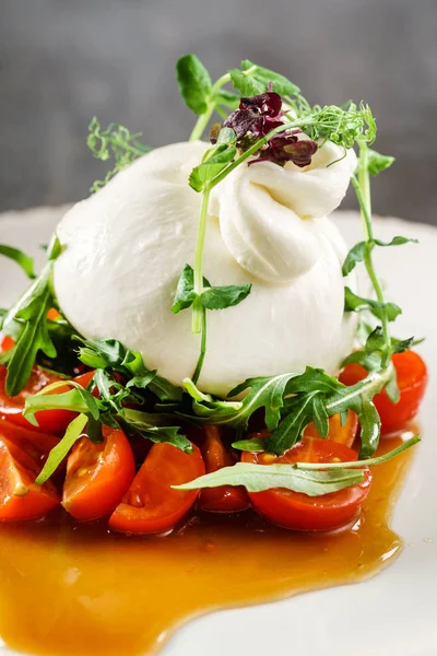 Mozzarella Pomidory Białej Płycie — Zdjęcie stockowe