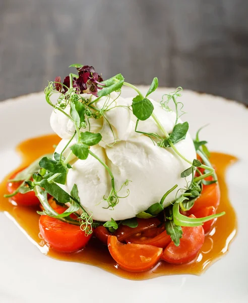 Mozzarella Und Tomaten Auf Dem Weißen Teller — Stockfoto
