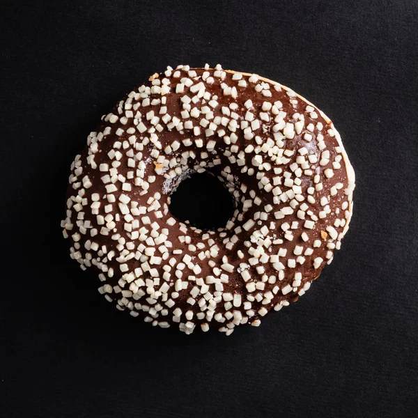 Donut Chocolate Fundo Preto — Fotografia de Stock