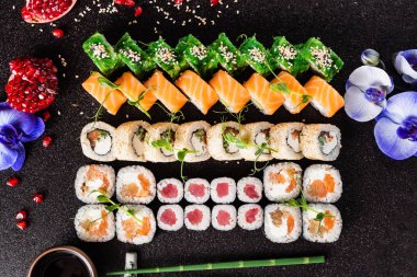 Gökkuşağı suşi rulo ile Somon, yılan balığı, ton balığı, avokado, Kraliyet karides, krem peynir Philadelphia