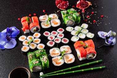 Gökkuşağı suşi rulo ile Somon, yılan balığı, ton balığı, avokado, Kraliyet karides, krem peynir Philadelphia