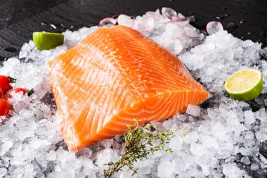 Buzda çiğ somon fileto, yakın