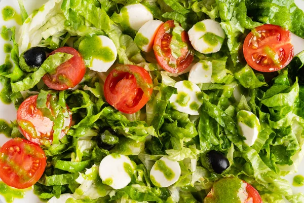 Frischer Griechischer Salat Mit Mozzarella Und Pesto — Stockfoto