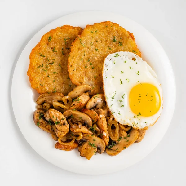 卵とキノコのポテトパンケーキ — ストック写真