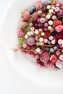 beyaz tabakta dondurulmuş çilek, üst görünümü