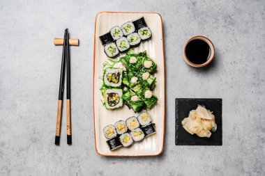 taş arka plan üzerinde suşi seti, yakın