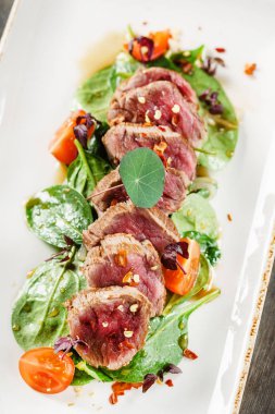Izgara biftek salatası, dilimlenmiş yakın çekim
