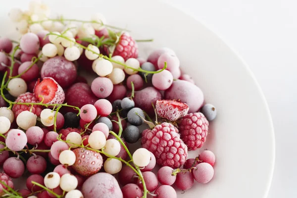beyaz tabakta dondurulmuş çilek, üst görünümü