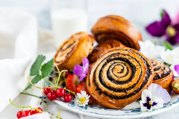 Frisch Gebackene Zimtbrötchen Nahaufnahme — Stockfoto