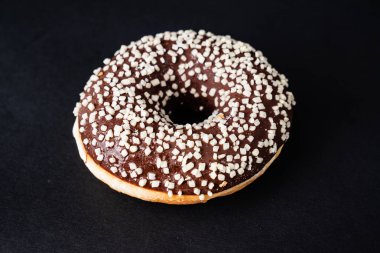 siyah arka plan üzerinde çikolata lı çörek, yakın