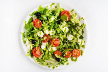 mozzarella ve pesto ile yunan salatası, yakın