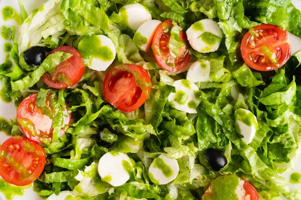 Griechischer Salat Mit Mozzarella Und Pesto Nahaufnahme — Stockfoto