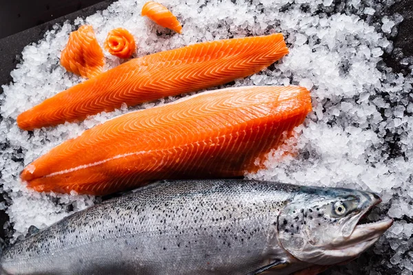 Pesce Salmone Crudo Sul Ghiaccio Vicino — Foto Stock